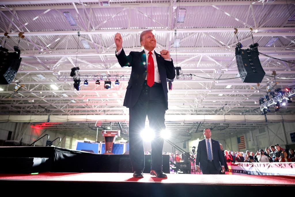 Superstición y esperanza: Trump elige por tercera vez Grand Rapids para cerrar su campaña