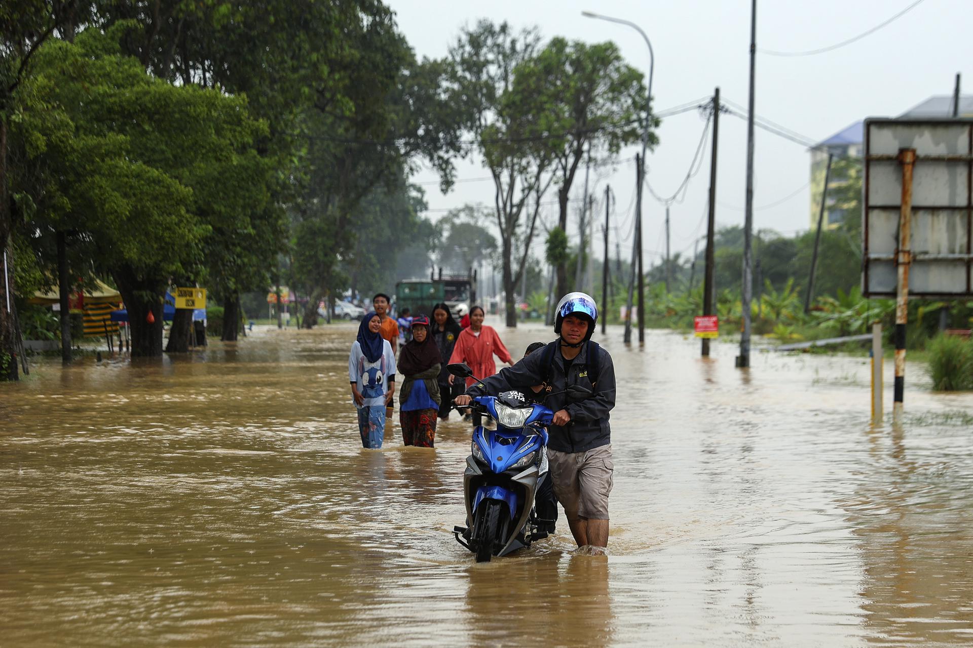 Al menos cuatro muertos y más de 80 mil desplazados por las inundaciones en Malasia