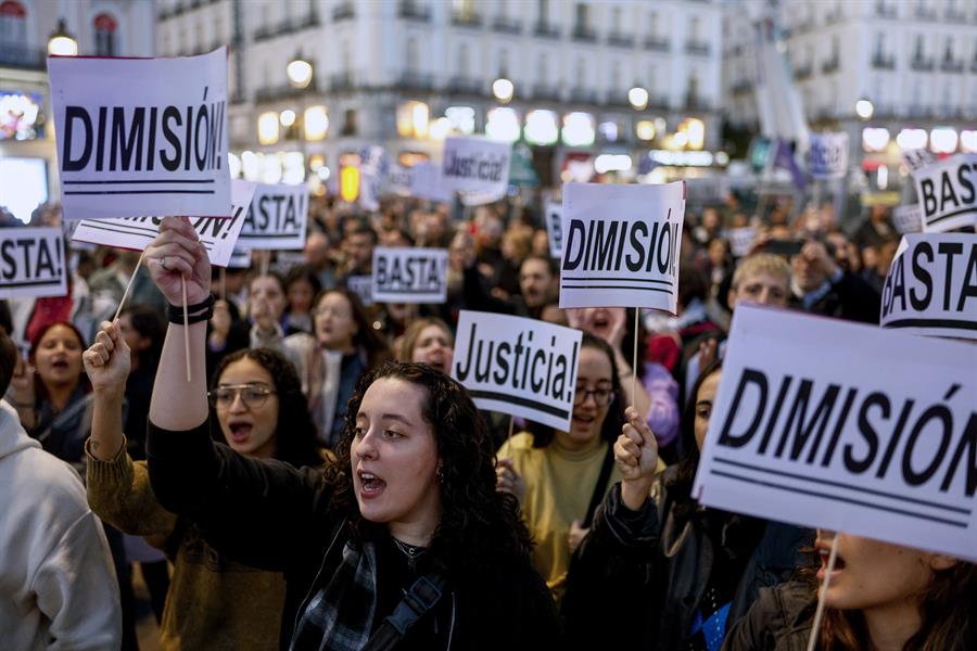 Miles exigieron la dimisión de Carlos Mazón tras mala gestión de la crisis por la Dana en España