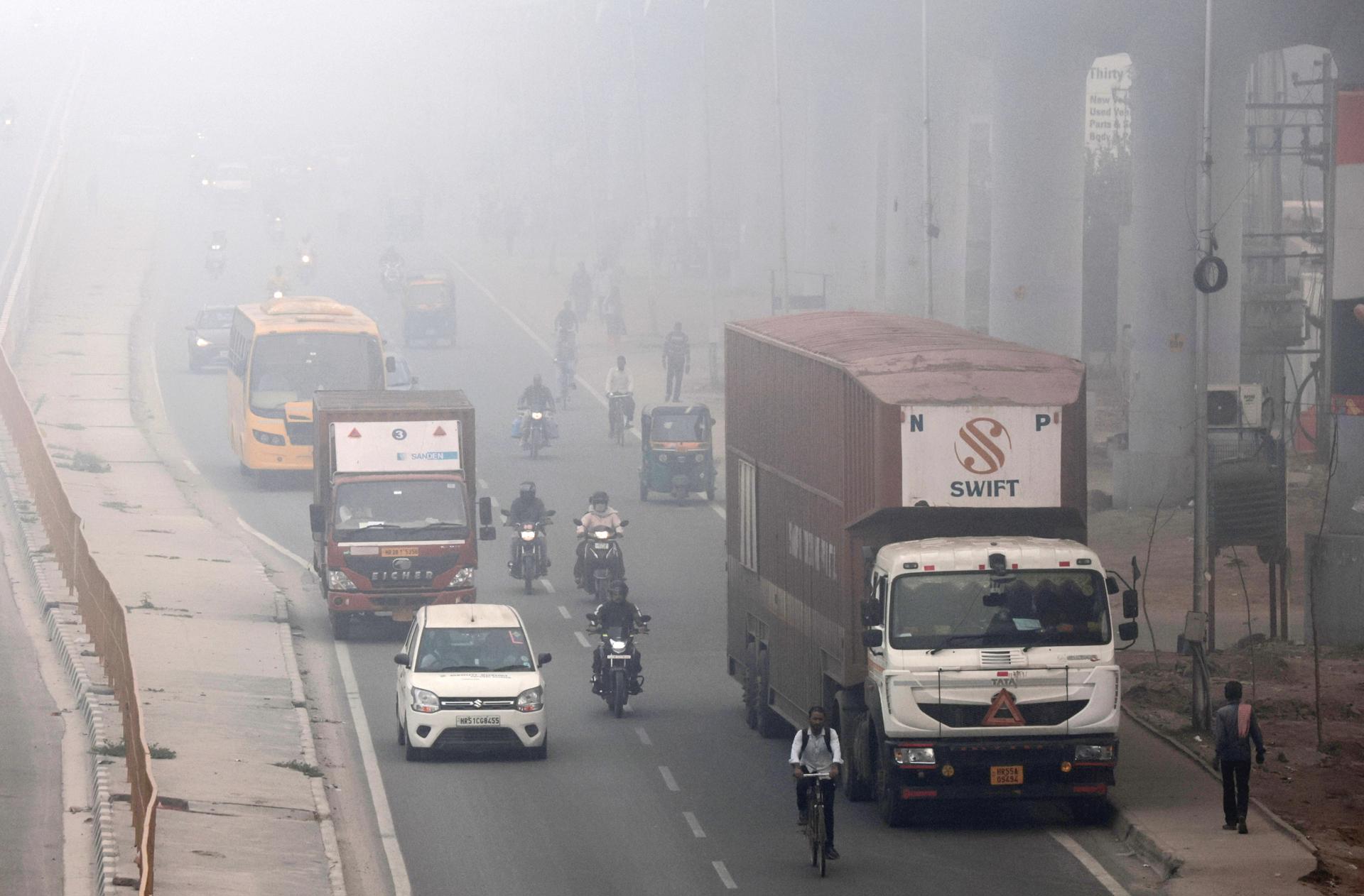 Niebla tóxica en Nueva Delhi provoca cancelaciones de vuelos debido a la baja visibilidad