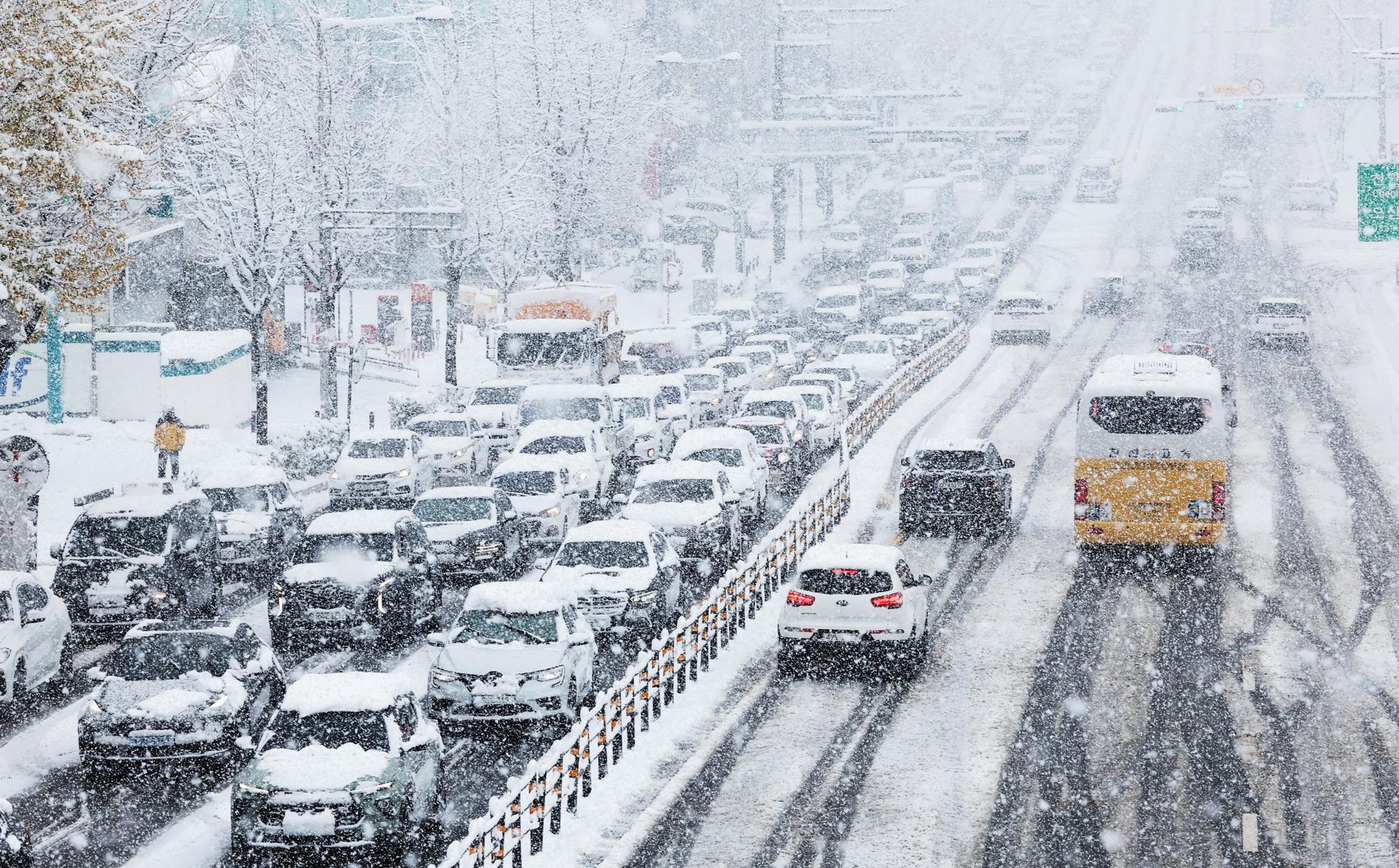 La mayor nevada jamás registrada en noviembre en Seúl provoca problemas en el transporte (Fotos)