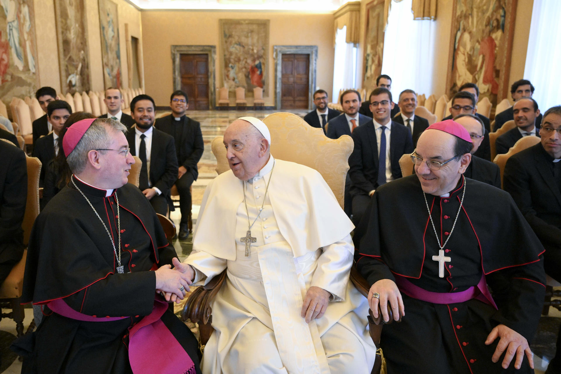 El papa Francisco defendió que los médicos necesitan tanto apoyo como sus pacientes