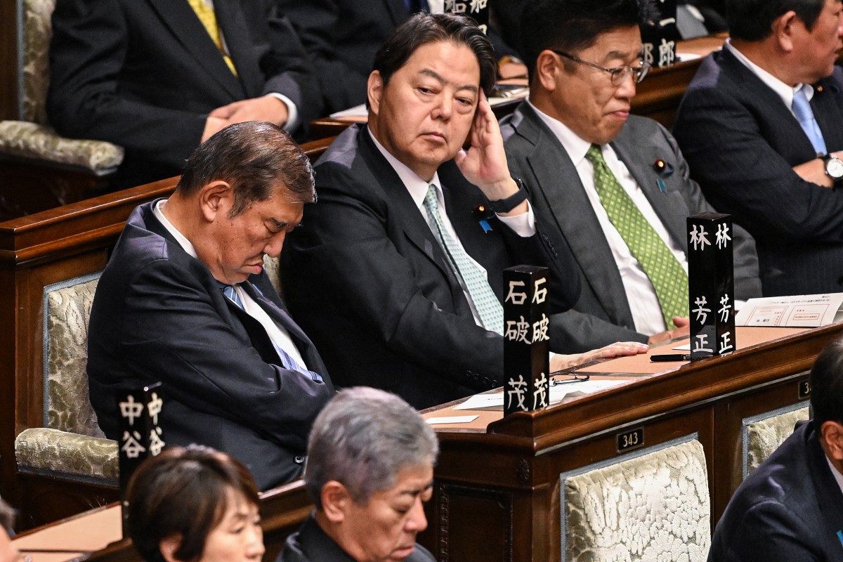 VIRAL: el primer ministro de Japón se puso a roncar en la ceremonia de su reelección