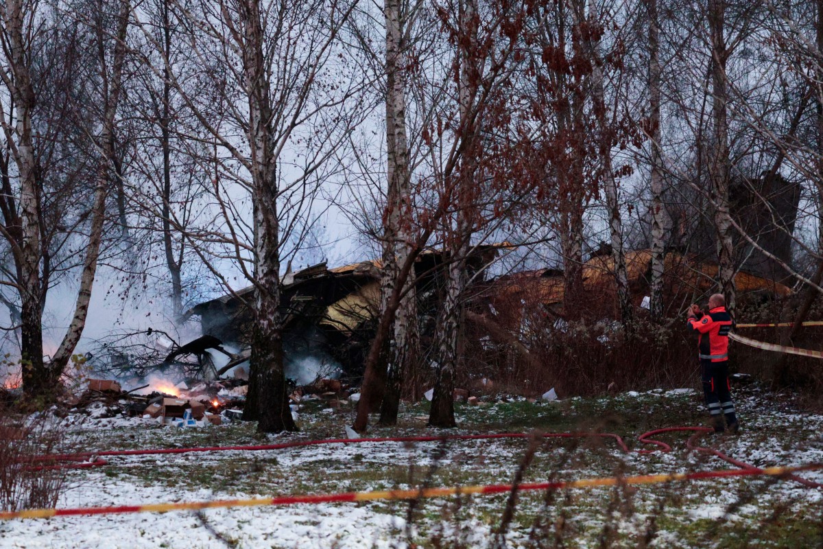 El momento en el que un avión de carga de DHL se estrelló en una zona residencial cerca de la capital de Lituania