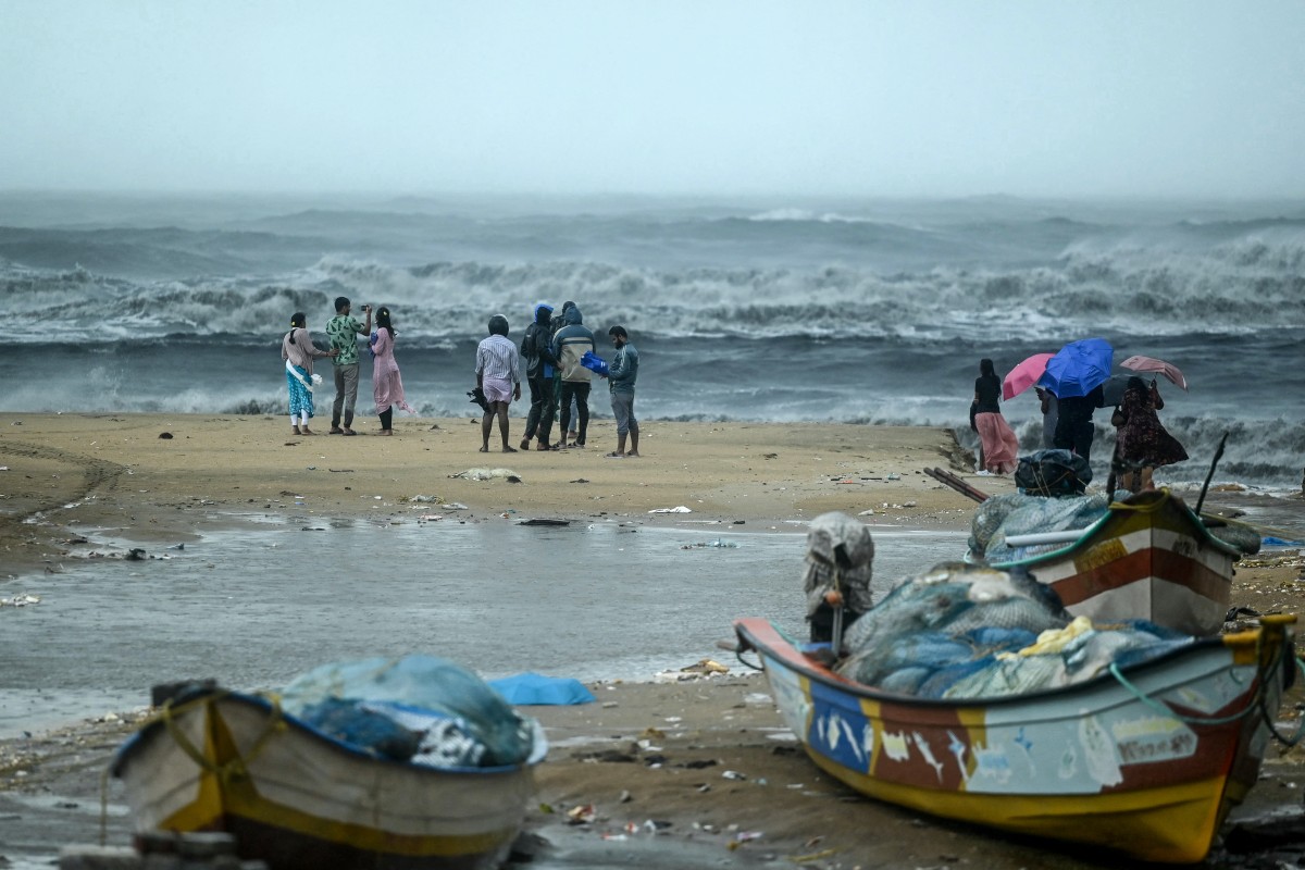 El ciclón Fengal tocó tierra en India con ráfagas de viento de hasta 90 km/h