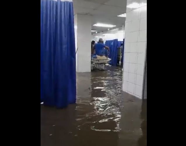 Área de emergencia del Hospital Pérez de León I en Petare quedó inundada tras colapso de desagües (Imágenes)