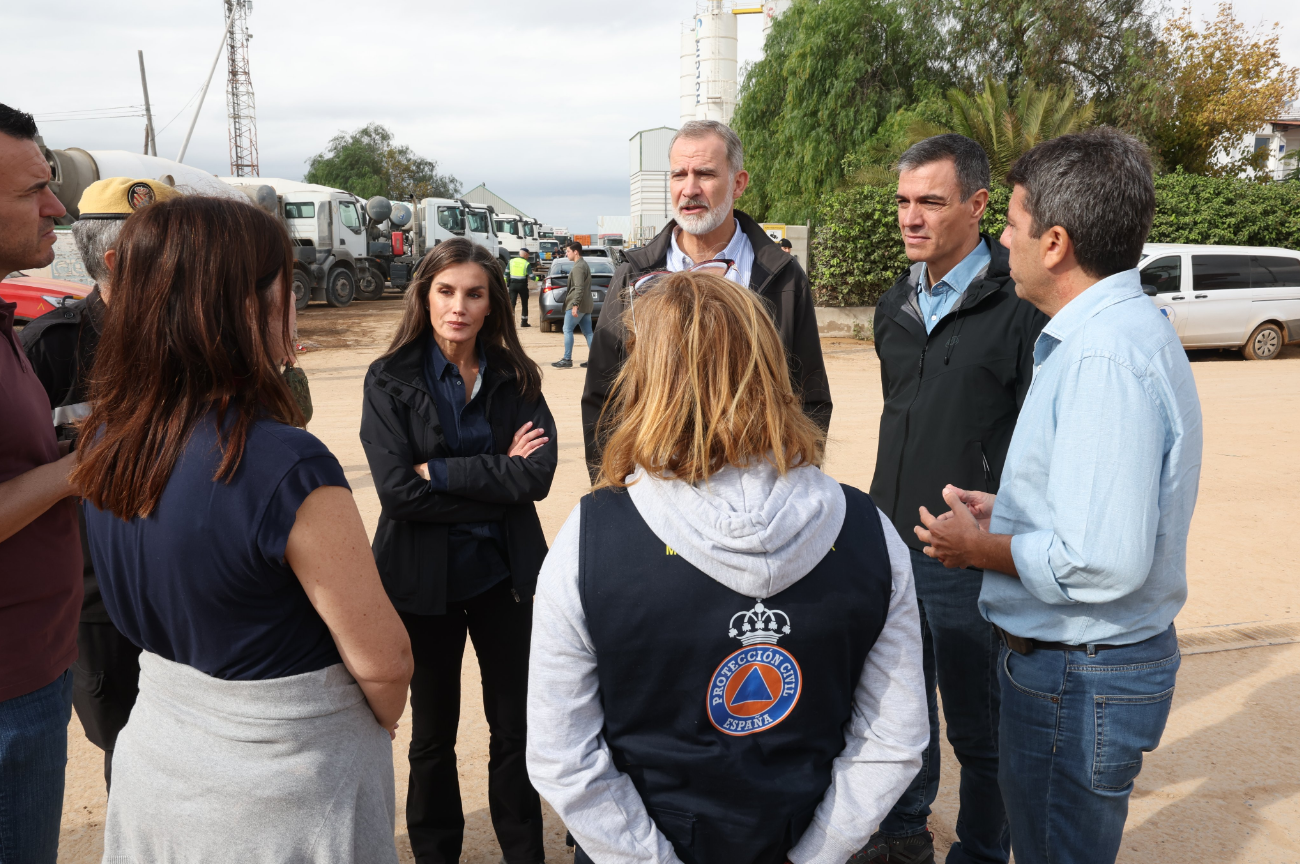 Los reyes de España llegaron a la zona afectada por las inundaciones junto a Pedro Sánchez