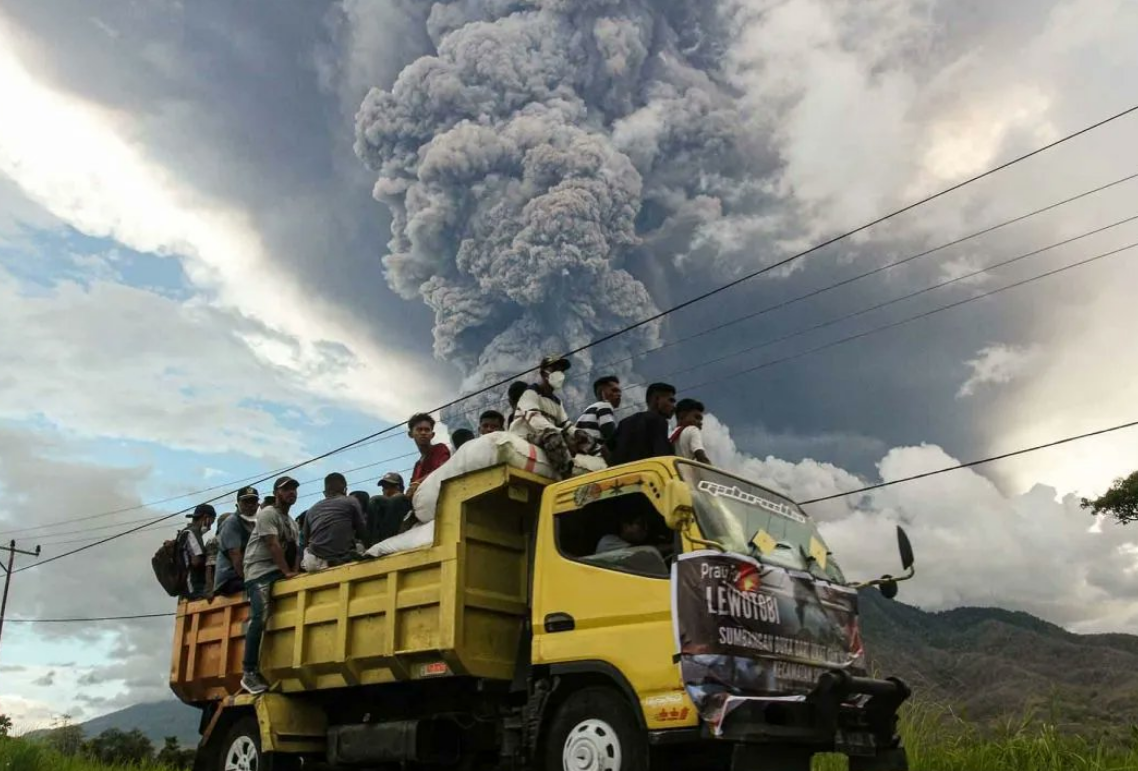 El volcán indonesio Lewotobi Laki-laki emitió enorme columna de humo y ceniza (video)