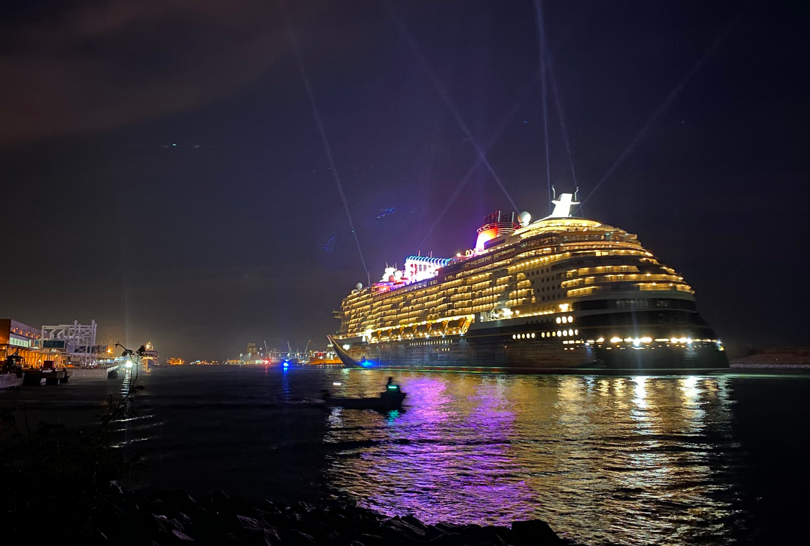 Su catamarán se accidentó pero, cuando temían lo peor, un lujoso crucero de Disney llegó al rescate