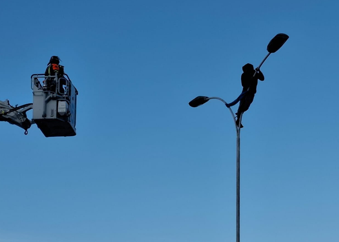 VIDEO: venezolano se durmió en lo alto de un poste de luz y les dio trabajo a los bomberos en Chile