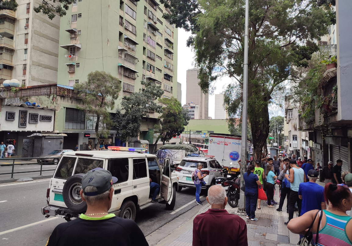 Asesinaron a joven barbero dentro de su local en concurrida avenida de Caracas