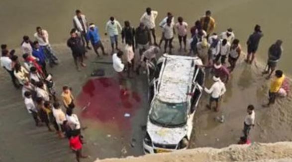 Un vehículo cayó desde un puente inacabado al río Ramganga en Bareilly, India (X/Delhiite_)