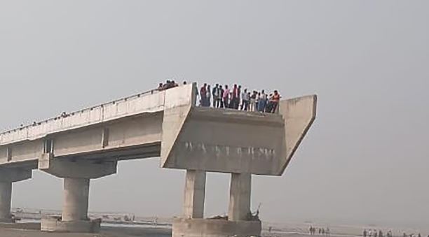 Error de GPS hizo que un carro cayera al río desde un puente en construción de la India