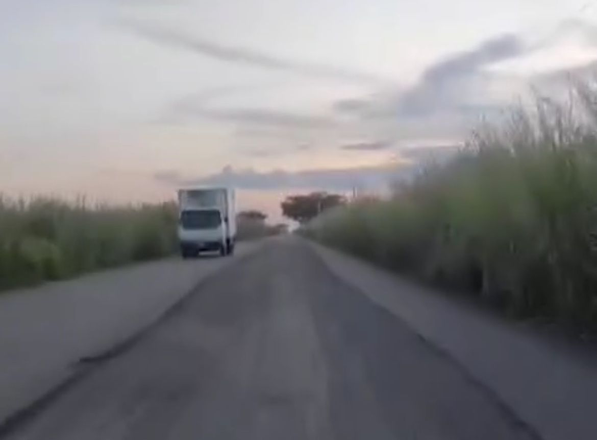 Carretera “descarapelada” entre Dos Caminos y Calabozo pone en riesgo a transeúntes en Guárico