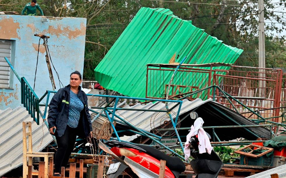 Derrumbes, sótanos inundados y otro apagón total: los daños del huracán “Rafael” en Cuba