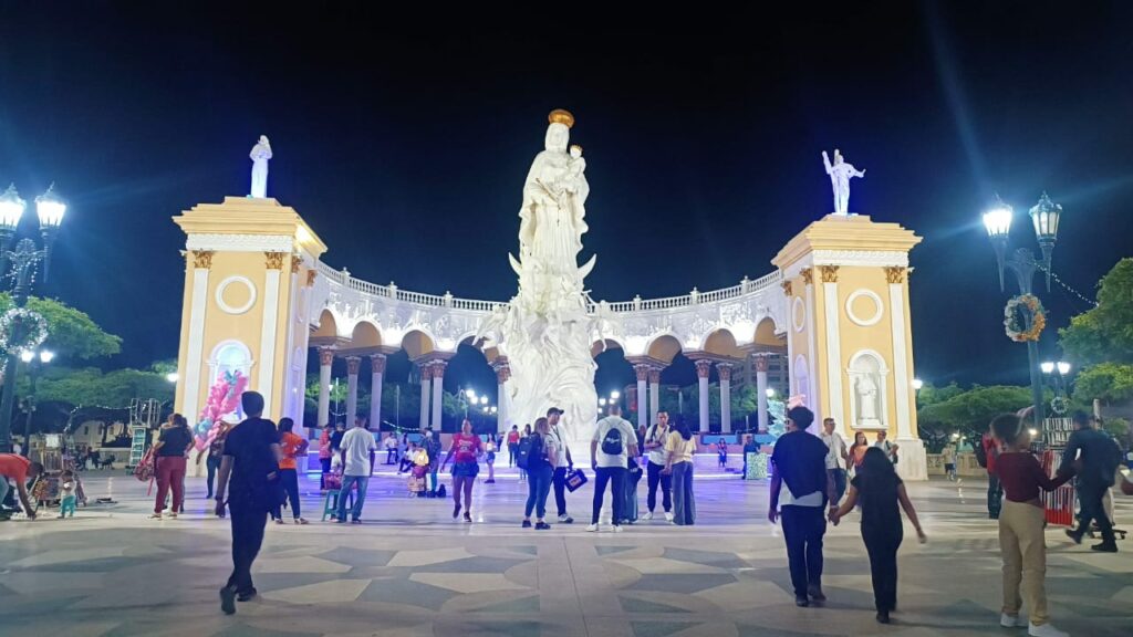 Festejo y alegría: zulianos comienzan a serenatear a La Chinita en la Plazoleta de La Basílica 