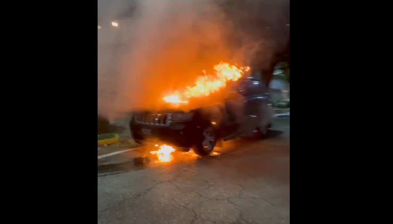 VIDEO: Camioneta se incendió en la avenida principal de Caurimare 