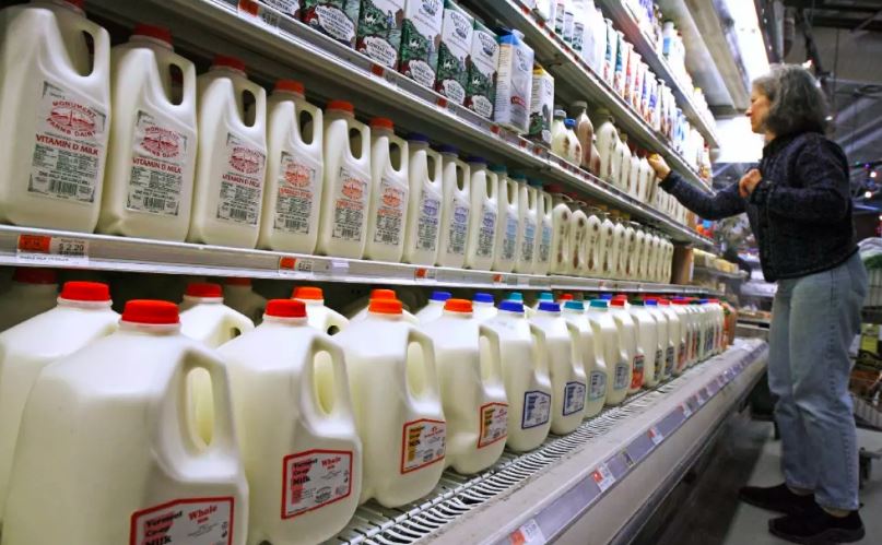 Autoridades de California ordenaron no distribuir leche a los mercados por esta razón