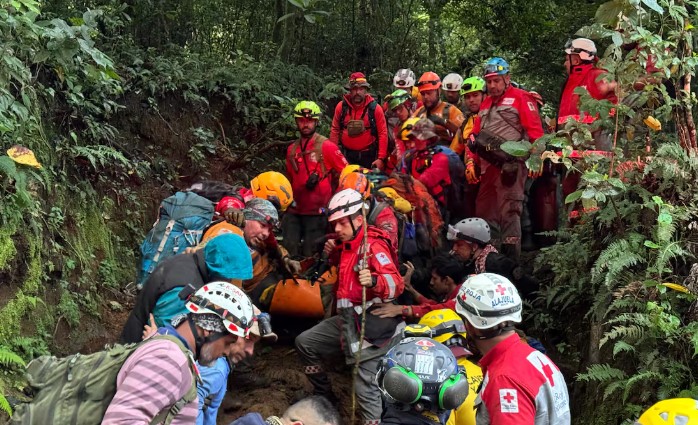 Rescatan en estado critico a la única sobreviviente de un accidente aéreo en Costa Rica