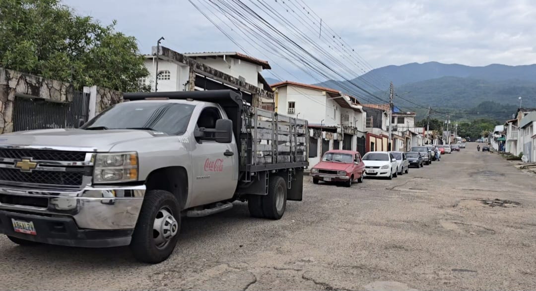 Vuelven filas kilométricas para surtir combustible en Táchira