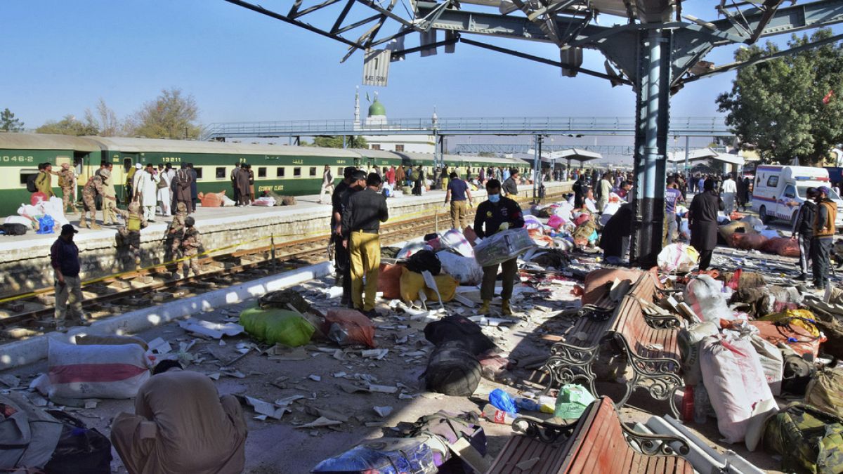 Al menos 25 muertos en devastadora explosión en estación de tren de Pakistán (Video)