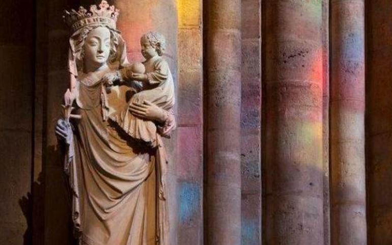 Volvió a Notre Dame la imagen de una Virgen que quedó intacta durante incendio del templo