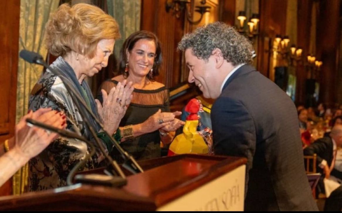 Gustavo Dudamel recibió en Nueva York el premio a la excelencia de manos de la reina Sofía de España