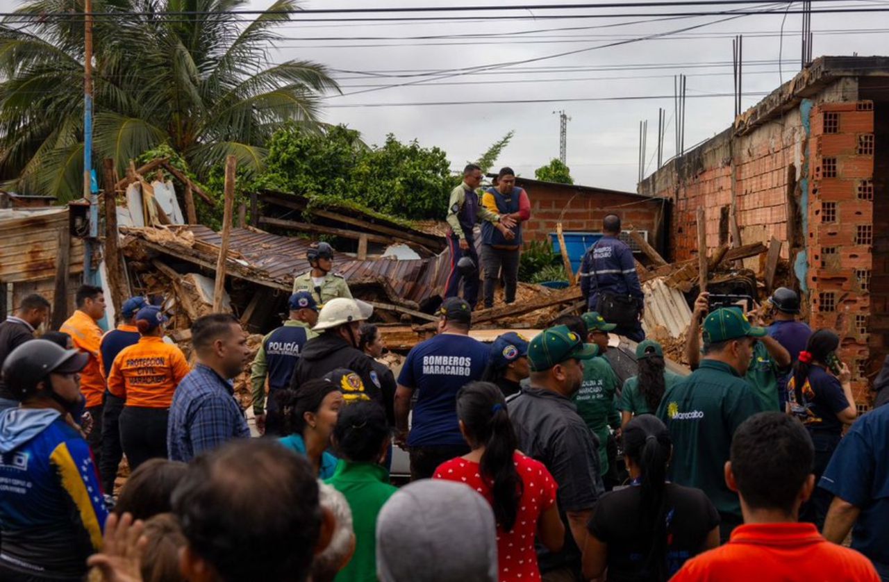 Colapsó vivienda que albergaba a 15 personas por intensas lluvias en Maracaibo este #14Nov