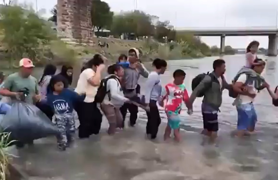 VIDEO: Reportan cruce masivo de inmigrantes por la frontera sur de EEUU desde Piedras Negras