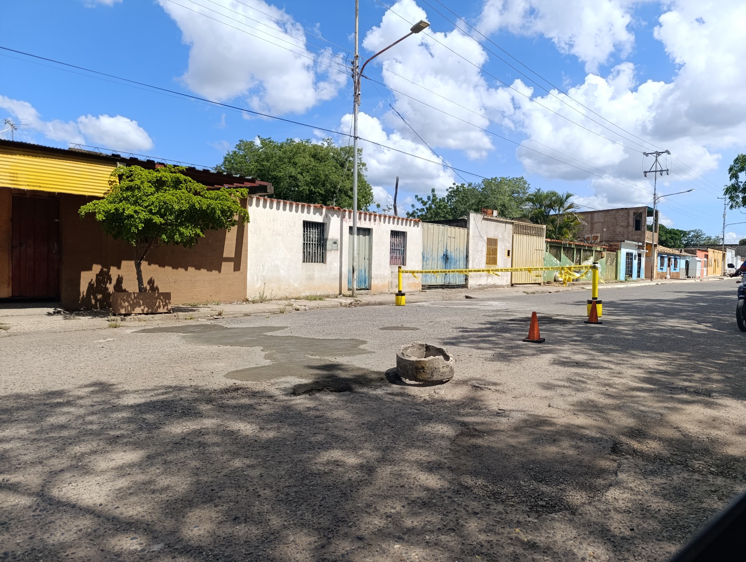 Vecinos y comerciantes se unen para tapar los huecos de las calles en Carora