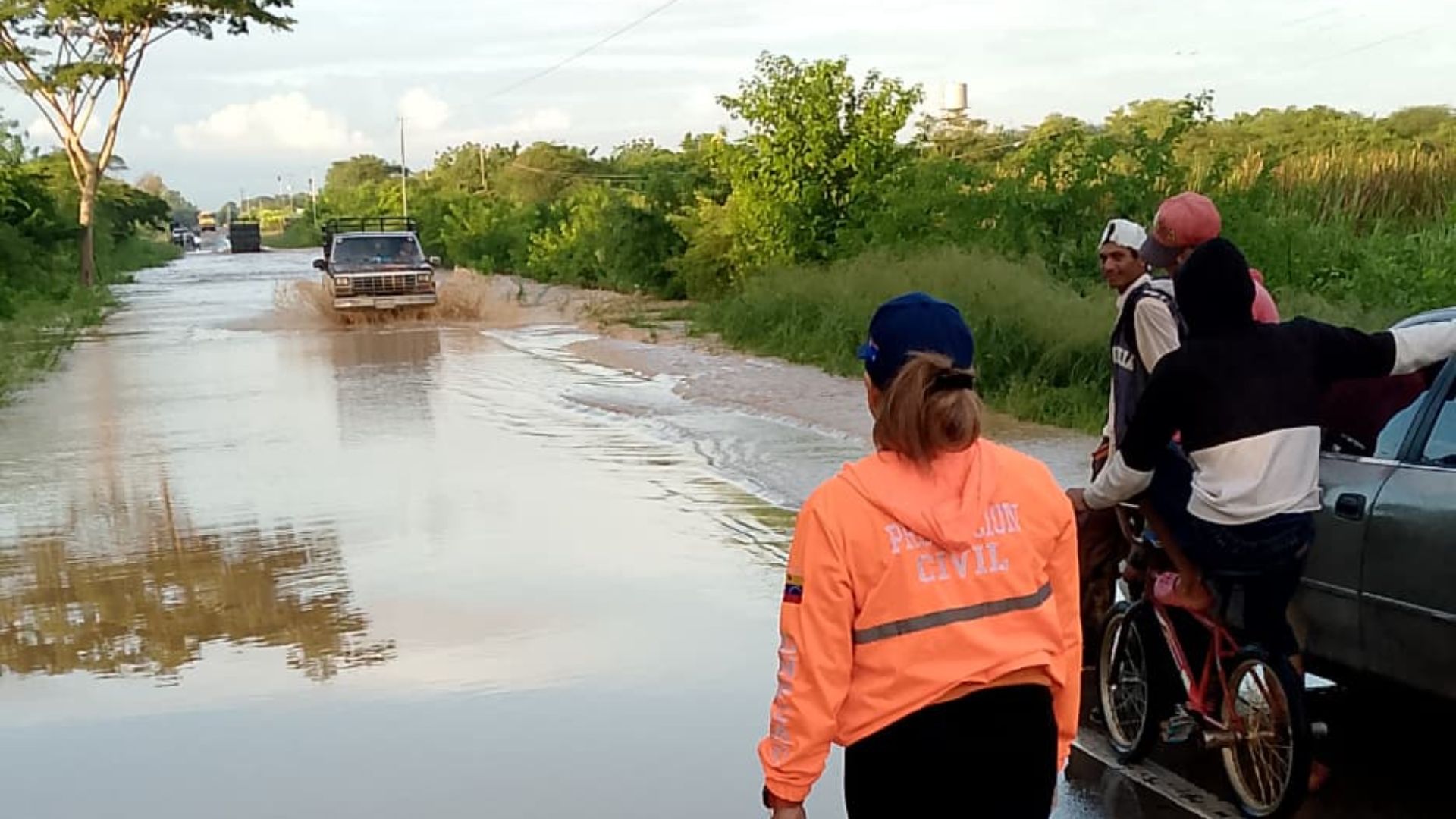 Cierran el paso en la carretera Falcón-Zulia por crecida de un río