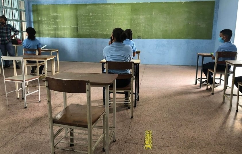 Amenazan con suspenderle el cestaticket a docentes en Nueva Esparta si no dan clases la semana completa