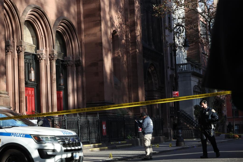 Horror en Manhattan: Murió tras prenderse fuego frente a una iglesia