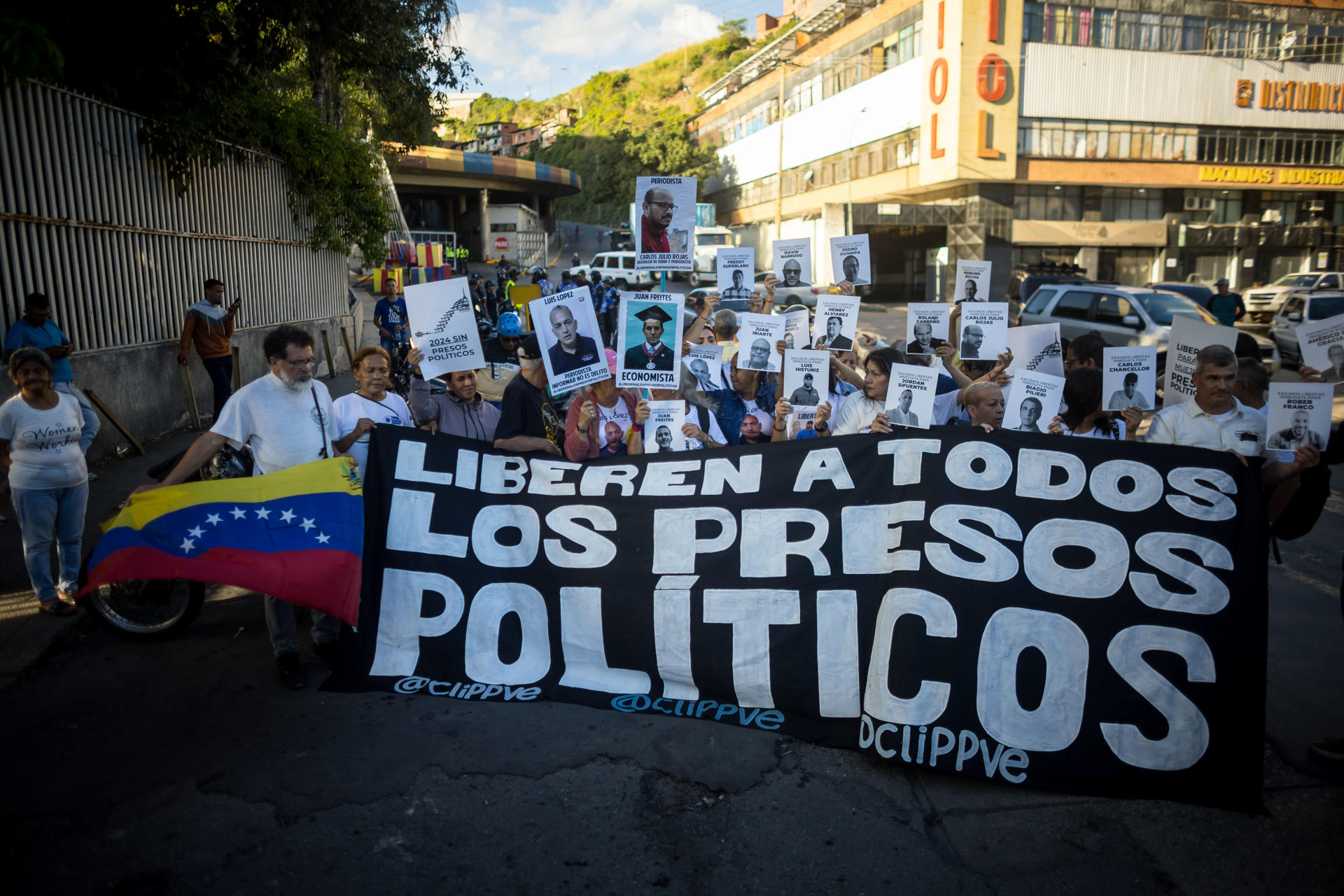 “Navidad sin presos políticos”, exigieron familiares durante vigilia en El Helicoide