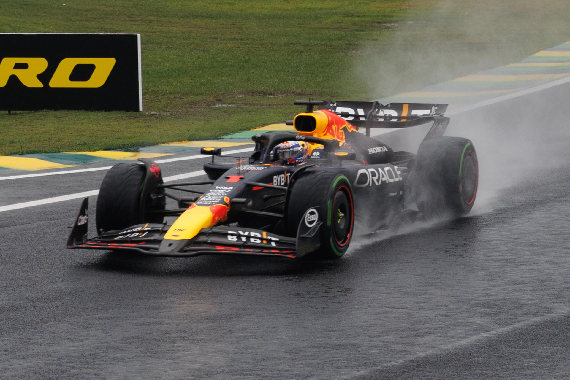 Verstappen se exhibió hasta ganar en el lluvioso y loco Gran Premio de Brasil