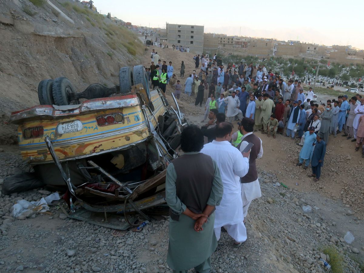 Mueren 27 personas en un accidente tras una boda en Pakistán, solo sobrevive la novia