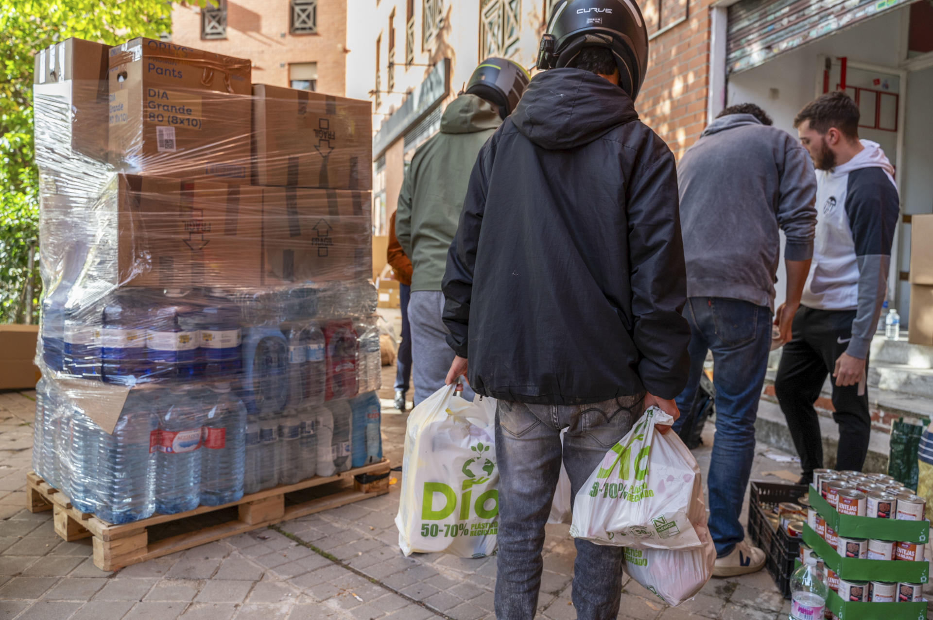 Solidaridad en España: un río de gente con cubos, escobas y agua sale a pie para ayudar