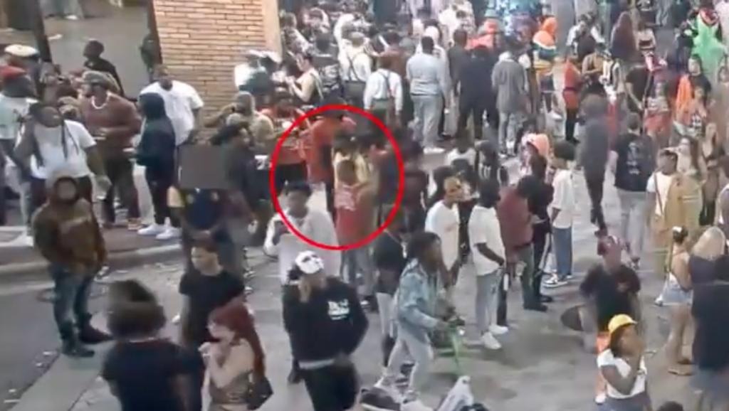 VIDEO: El momento en que un joven abrió fuego durante celebración de Halloween en Orlando