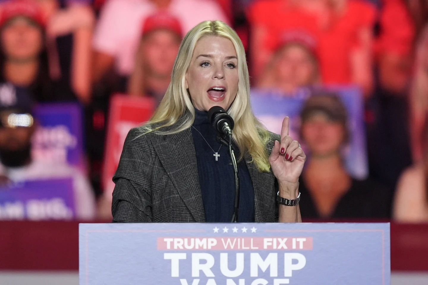 Donald Trump elige a Pam Bondi como fiscal general tras la renuncia de Matt Gaetz