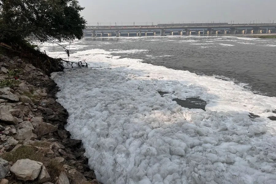 Espuma tóxica cubre río sagrado en Nueva Delhi y pone en riesgo ritual hindú en sus aguas