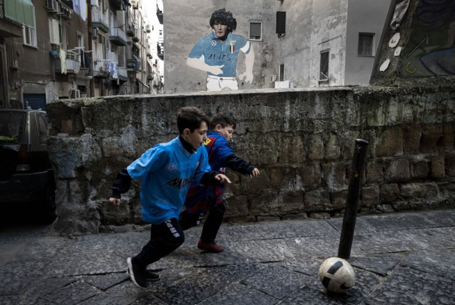 Por no dejarlo jugar con un balón, niño lo apuñaló frente a sus amigos en Italia