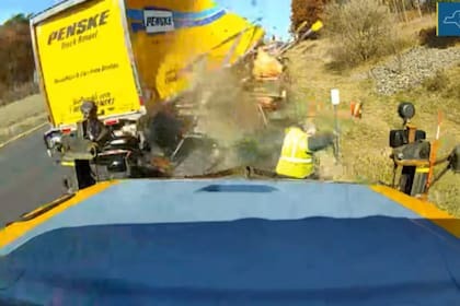 Impactante VIDEO: Trabajador se salvó de milagro de un accidente en autopista de Nueva York