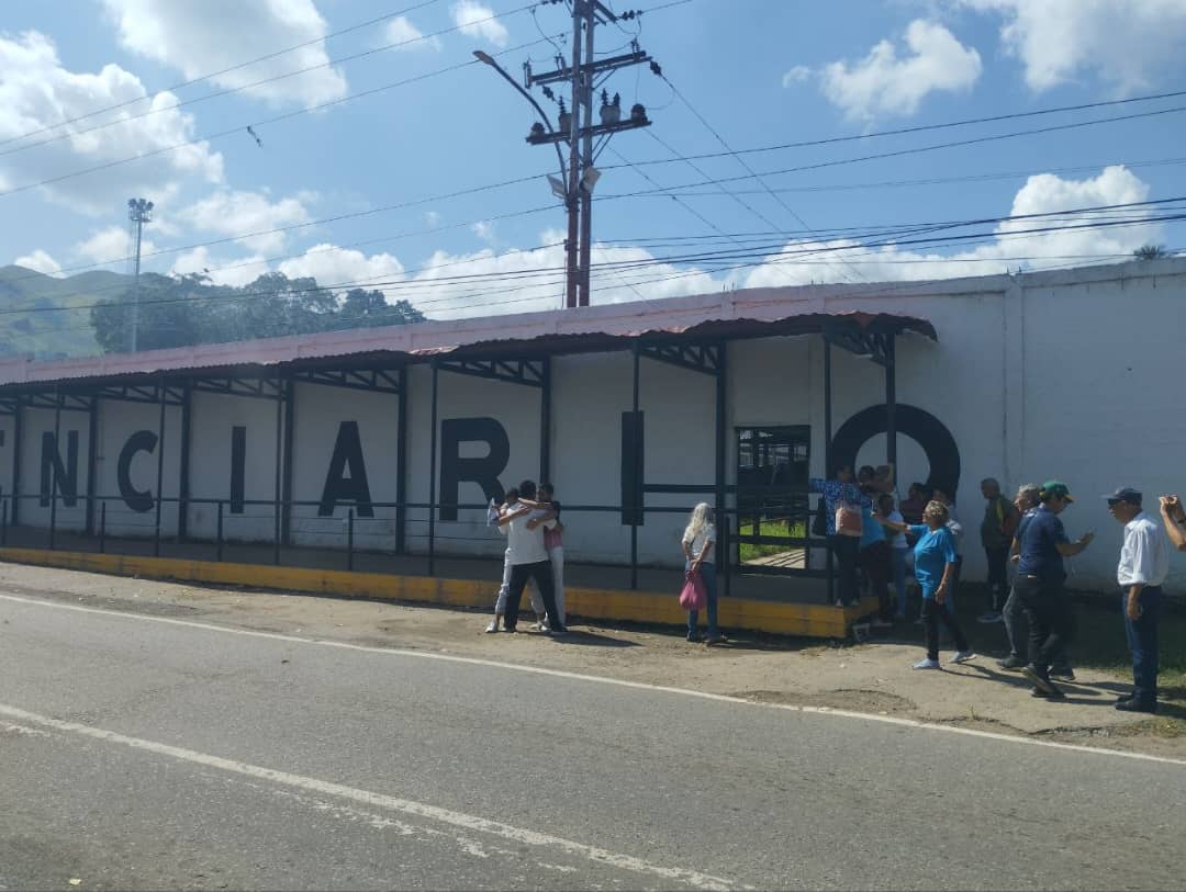 Familiares de presos políticos en Tocorón viajaron desde Barinas con la esperanza de traerlos a casa