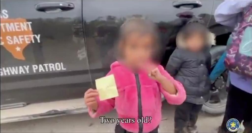 VIDEO: Niña migrante rescatada en la frontera contó que llegó sola a EEUU para encontrar a sus padres