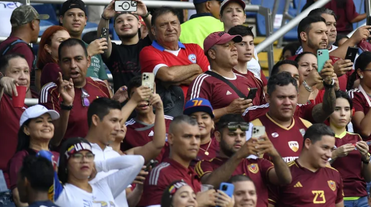 Venezolanos salieron en masa a recibir a la Vinotinto en Santiago (VIDEO)