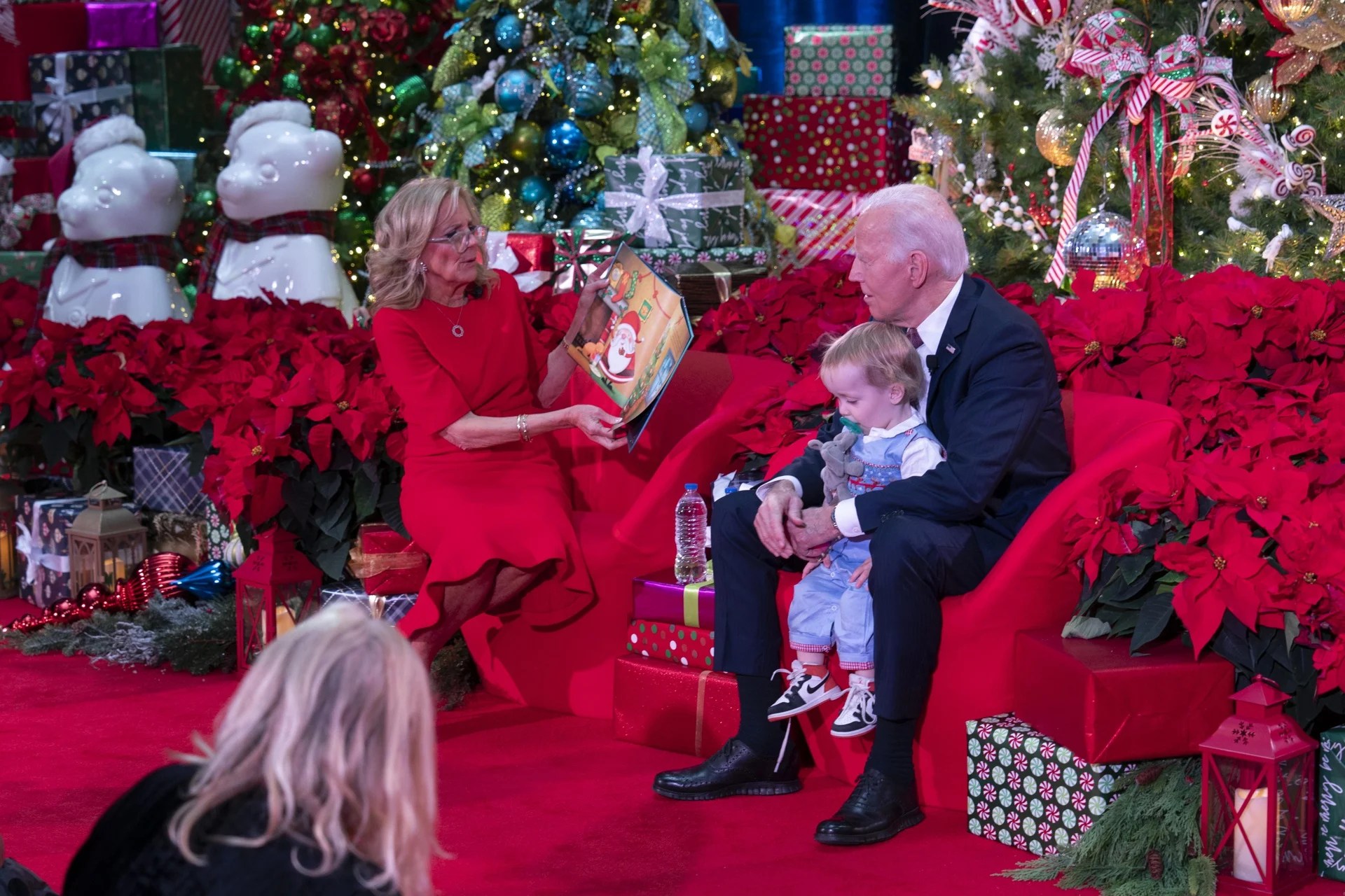 Joe Biden y su esposa Jill ayudaron a rastrear el recorrido de Santa Claus por Navidad