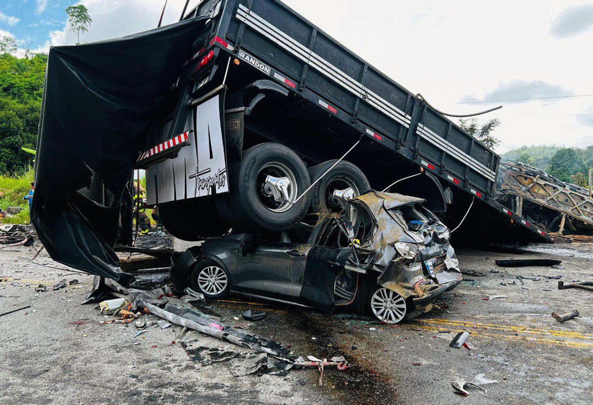 Fatal accidente entre camión y autobús dejó más de 30 muertos en el sureste de Brasil