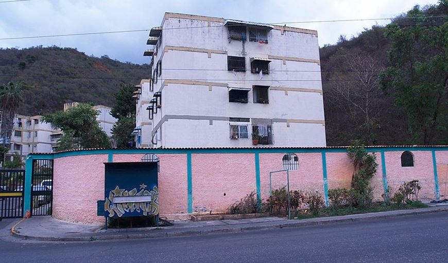 Un incendio estructural en Caricuao dejó al menos dos personas con heridas leves (VIDEO)