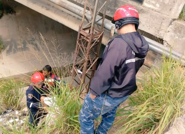 Bomberos de Caracas rescataron a motorizado que cayó al río Guaire en La Urbina 