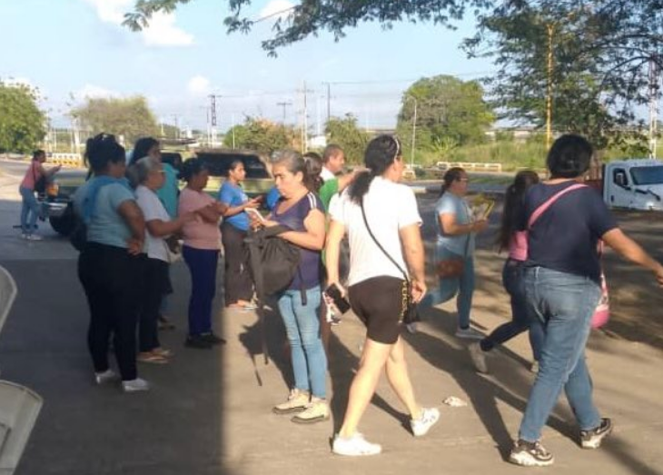 Familiares desesperados claman por excarcelación de más presos políticos a las afueras de Tocuyito